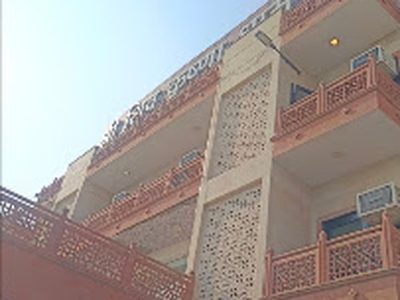 Traditional jharokha-style balconies on the Shri Shiv Krishna Dham building, Vrindavan