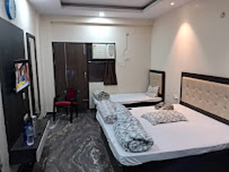 Deluxe twin-bed room at Shri Shiv Krishna Dham, Vrindavan